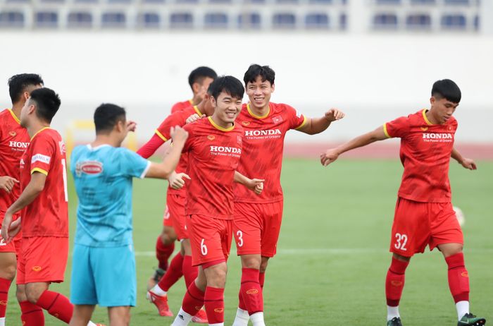  Trong những buổi tập gần nhất, tuyển Việt Nam tràn ngập tiếng cười. Các cầu thủ dần bỏ lại gánh nặng tâm lý vì những thất bại tại vòng loại thứ 3 World Cup 2022 để hướng tới AFF Cup 2020. Đây là những tín hiệu tích cực. 