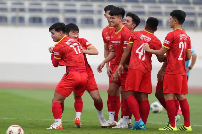  Trở lại với buổi tập của tuyển Việt Nam, trước khi đi sâu vào những bài kỹ, chiến thuật, HLV Park cho các cầu thủ chơi các trò chơi tập thể để tạo không khi thoải mái, tăng sự gắn kết. 