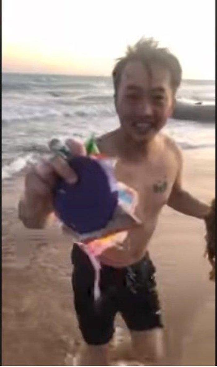 Trước đó không lâu, doanh nhân phố núi chia sẻ đoạn clip đi nhặt rác ở một bãi biển nơi gia đình đang cách ly. Ảnh: Internet