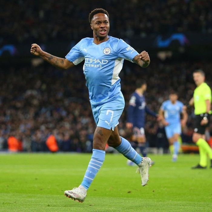 Sterling ăn mừng bàn thắng gỡ hòa 1-1 cho Man City