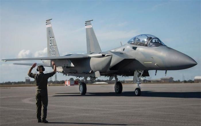 Như đã đề cập trong bài báo, chương trình sản xuất máy bay chiến đấu tấn công F-35 của Lầu Năm Góc đã tiêu tốn khoản ngân sách quốc phòng gần 2.000 tỷ USD.