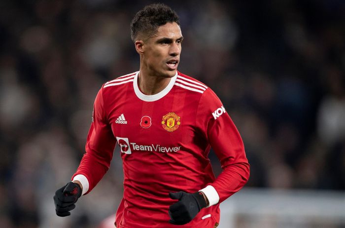Chơi bên cạnh Maguire chắc chắn là Raphael Varane