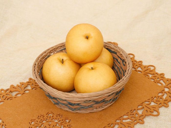 Hình dáng, màu sắc: Loại lê nâu Hàn Quốc quả có hình tròn, vỏ màu vàng nhạt, nhẵn bóng. Trọng lượng mỗi quả đạt từ 6 - 8 lạng, cá biệt, có những quả có trọng lượng 1 kg