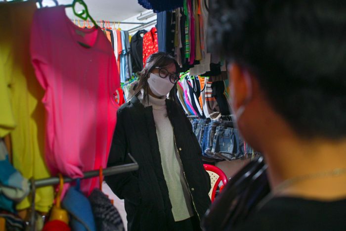  Bùi Thu Trà (19 tuổi) chia sẻ: "Mình thấy việc mua đồ secondhand như là một cái duyên bởi mỗi sản phẩm là độc nhất, tìm được cái vừa rẻ, vừa có size lại ưng ý thì thậm chí còn vui hơn là mua đồ mới". 
