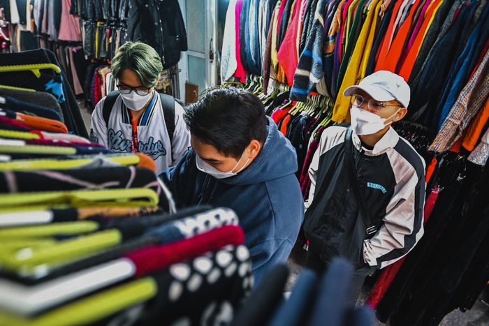  Khi Việt Nam còn chưa có các hệ thống outlet thì các chợ bán thời trang cũ, lỗi mốt lại trở thành điểm đến ưa thích đối với nhiều bạn trẻ, đặc biệt là sinh viên ở Hà Nội. Mặt hàng này còn được gọi bởi nhiều cái tên khác nhau như hàng thùng, hàng bãi, đồ si, đồ secondhand... 