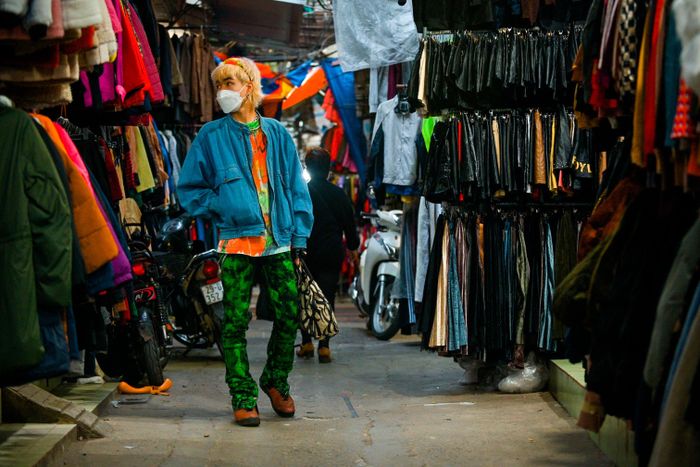  Việt Anh (20 tuổi) thường ghé đây vào những dịp rảnh rỗi. Cậu tự phối cho mình bộ trang phục nổi bật bằng những sản phẩm đã qua sử dụng. "Tôi lựa chọn đồ secondhand vì nó tiết kiệm và cũng độc nữa. Mỗi sản phẩm chỉ có một chiếc nên không sợ đụng hàng với ai. Mặc dù có một số lỗi nhỏ, về mình sẽ sửa lại. Đôi khi mình còn sáng tạo thêm nữa để tạo điểm nhấn cho phong cách của bản thân", chàng trai nói. 
