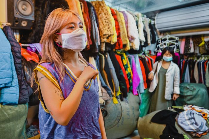  Tuy vậy, để săn được những sản phẩm secondhand "ngon - bổ - rẻ" cũng cần phải có kinh nghiệm. Sau một thời gian làm tín đồ của mặt hàng này, chị Hân quyết định mở shop online để kinh doanh. "Mình dùng đồ secondhand cũng được 2-3 năm nay. Sau những lần đi săn đồ cũ mình thấy có những sản phẩm còn tốt nhưng giá lại rất rẻ nên đến đây nhập hàng rồi bán lại", chị nói. 