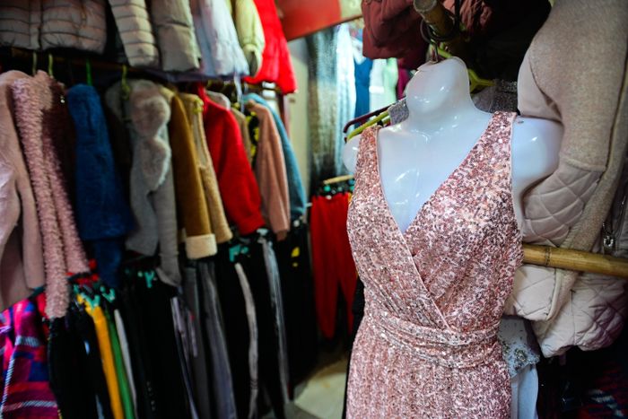  Một chiếc váy còn khá mới có giá 90.000 đồng. Thông thường, các mặt hàng áo quần cũ tại chợ Đông Tác có giá thấp hơn 3-4 lần so với đồ mới. Chị Hồng, một chủ cửa hàng cho biết: "Số lượng hàng nhiều nên không thế nhớ hết giá, chỉ khi khách lựa xong tôi mới nhìn vào hình thức sản phẩm để định giá". 