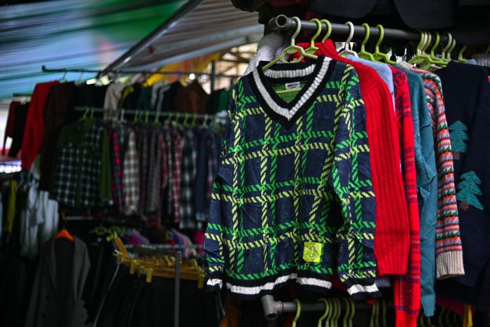  Đồ secondhand rẻ thường sẽ có lỗi vặt như: rách, bung chỉ, phai màu... Chính vì vậy, giá thành của mỗi sản phẩm thường khác nhau. 
