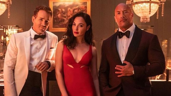 Ryan Reynolds, Gal Gadot và Dwayne Johnson (từ trái qua)