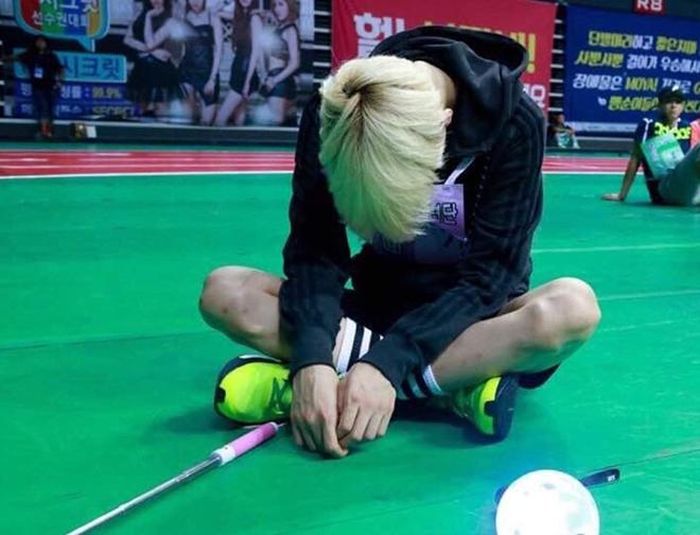Suga ngủ ngồi ngay cả khi đang tham gia một sự kiện thể thao