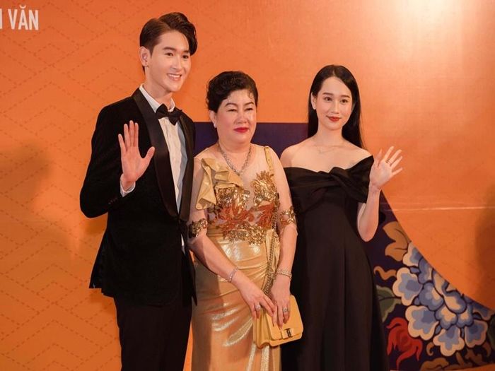 Ngoài tố Trúc Anh vi phạm hợp đồng, bà Dung Bình Dương còn cho rằng Trúc Anh mắc bệnh ngôi sao. Bà kể, tại LHP Việt Nam lần thứ 22 ở Huế vừa diễn ra, Trúc Anh đi chung đoàn phim “Ngốc ơi tuổi 17” nhưng đến trễ giờ dự thảm đỏ hơn 1 tiếng. Ảnh: Dân Việt