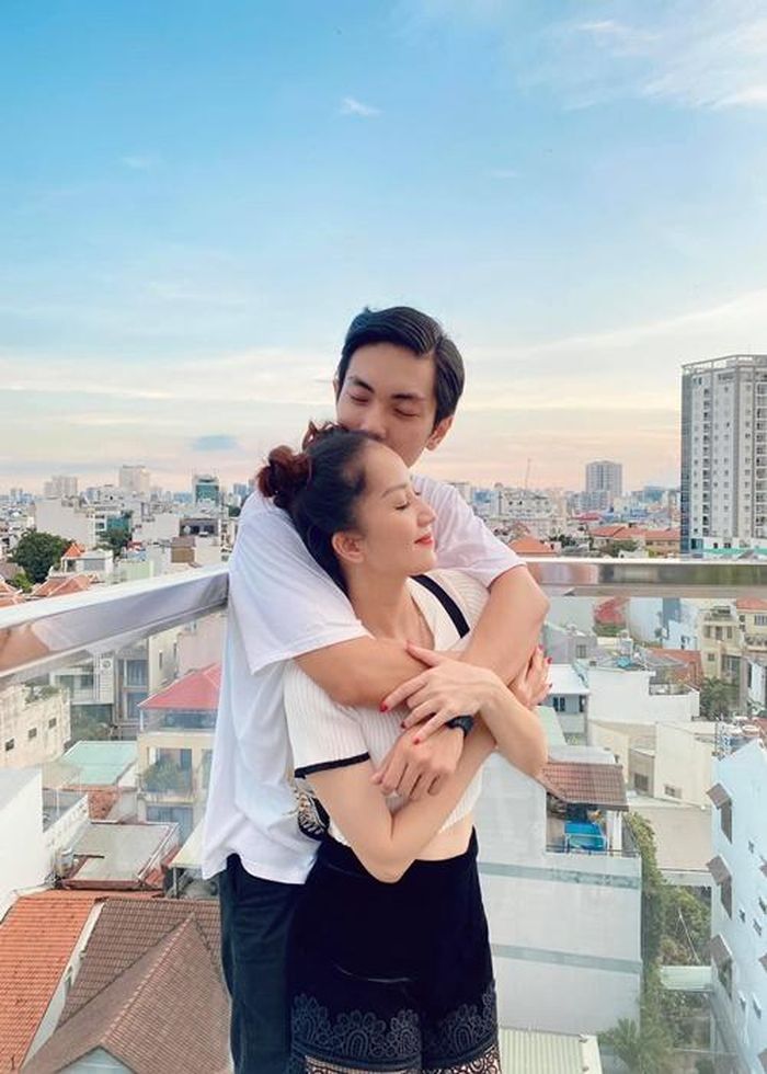Ngoài hình ảnh tình tứ bên Phan Hiển, Khánh Thi còn viết những lời đầy hạnh phúc.