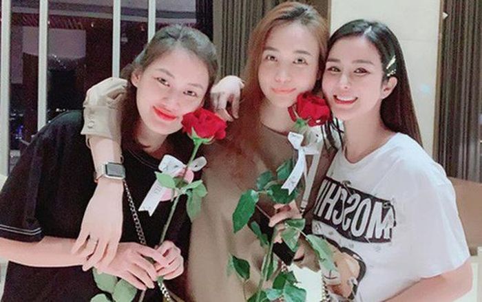 Một số hình ảnh cũ của nhóm bạn thập kỷ nổi tiếng showbiz Việt.