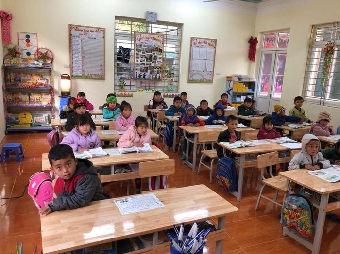 Các trường học ở các xã Dào San, Sì Lở Lầu (Phong Thổ, Lai Châu) chủ động mượn đèn sưởi bố trí giữ ấm cho trò