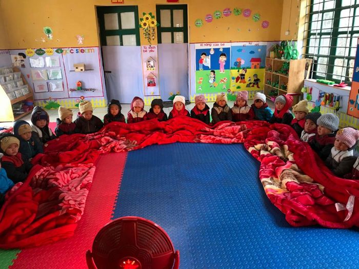 Học sinh trường Mầm non Y Tý, xã Y Tý, huyện Bát Xát học bài trong thời điểm rét đậm