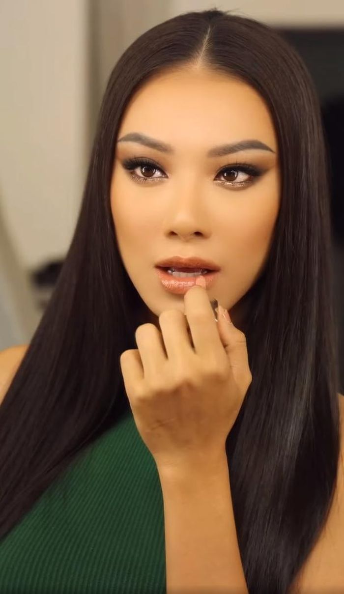 Cô chọn kiểu đánh mắt khói phù hợp với những bộ trang phục dạ hội hay những buổi tiệc vào ban đêm.