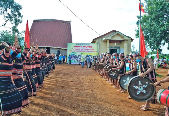 Đội cồng chiêng và xoang đón khách.