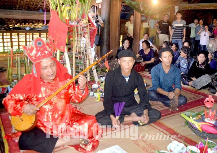 Nghệ nhân ưu tú Hà Ngọc Cao làm lễ cầu Khoăn dân tộc Tày, cầu bình an cho gia chủ tại Xuân Quang, Chiêm Hóa.