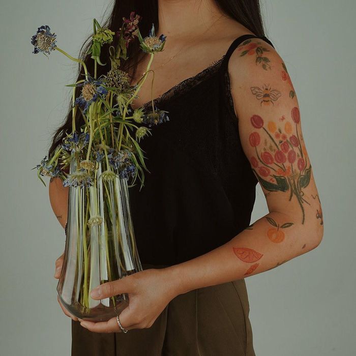  Hoa là một trong những thứ Gong Greem yêu thích nhất khi xăm. Ảnh: Tattoodo. 