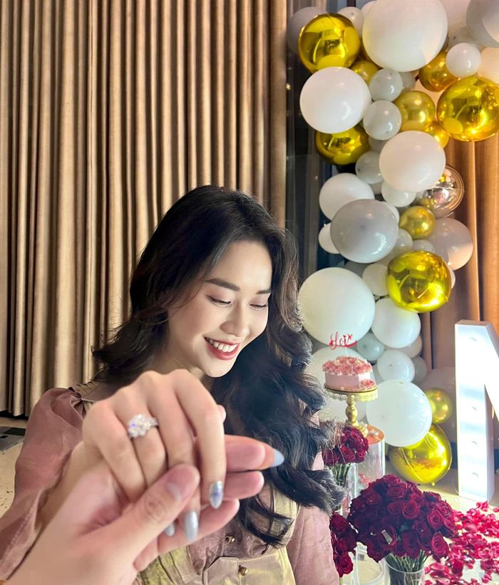 MC Mai Phương hạnh phúc khi nhận lời cầu hôn. 