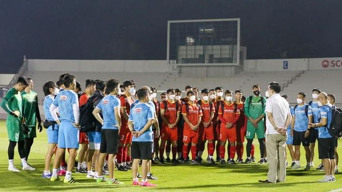 Phó chủ tịch LĐBĐVN Cao Văn Chóng gặp gỡ, động viên đội tuyển trước buổi tập tối ngày 26/11. Ảnh: VFF