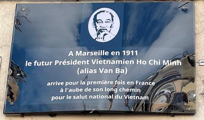  Biển tưởng niệm Chủ tịch Hồ Chí Minh lần đầu tiên đặt chân đến Pháp.