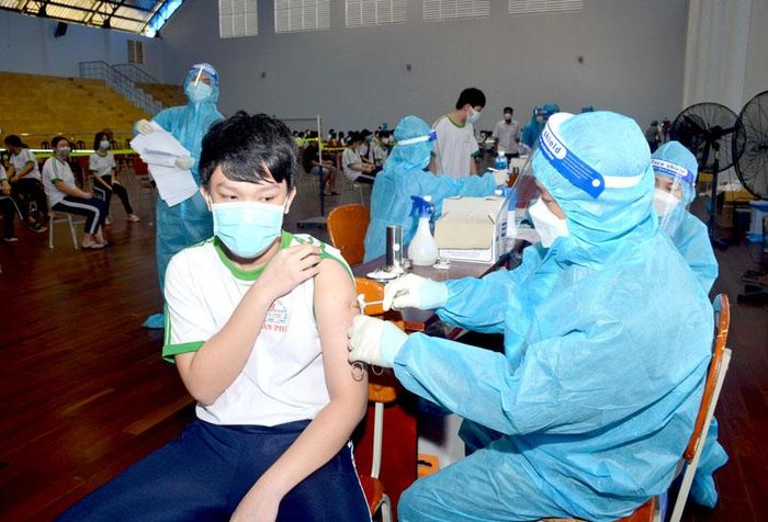 Tiêm vaccine phòng Covid-19 cho học sinh Trường THCS Trần Phú, TP Phan Thiết (Bình Thuận).