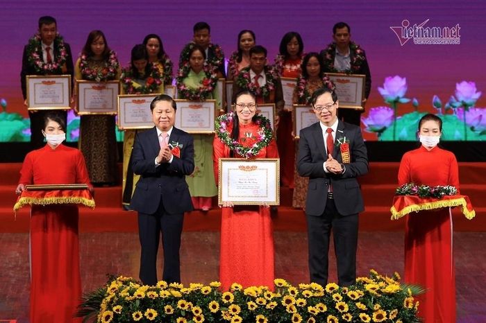 Chị Phạm Thị Thu Hương, giảng viên Trường CĐ Công nghệ, Kinh tế và Chế biến lâm sản (giữa) giành giải Nhì tại Hội giảng nhà giáo giáo dục nghề nghiệp