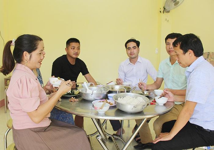 Bữa cơm tập thể của giáo viên nhà trường -Ảnh: TL