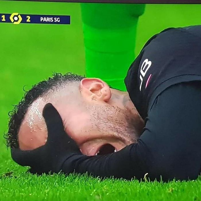Neymar tỏ ra vô cùng đau đớn