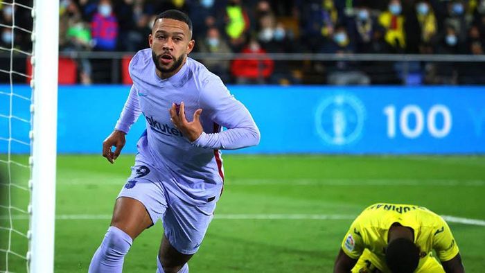 Memphis Depay giúp Barcelona dẫn 2-1 nhờ tận dụng sai lầm đối phương