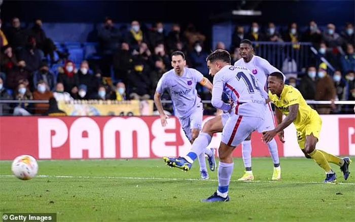Coutinho ấn định chiến thắng trên chấm 11m