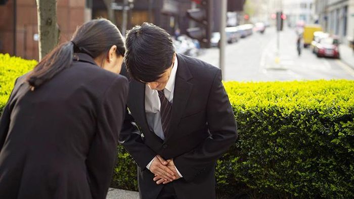 Xin lỗi là nét văn hóa đặc trưng của người dân Nhật Bản. Ảnh: GETTY IMAGES.