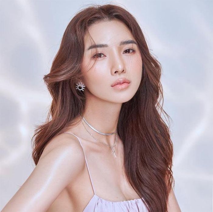 Ngoài làm mẫu, cô lấn sân diễn xuất qua một số bộ phim như "Dục vọng", "Ngũ quái cô nương"...