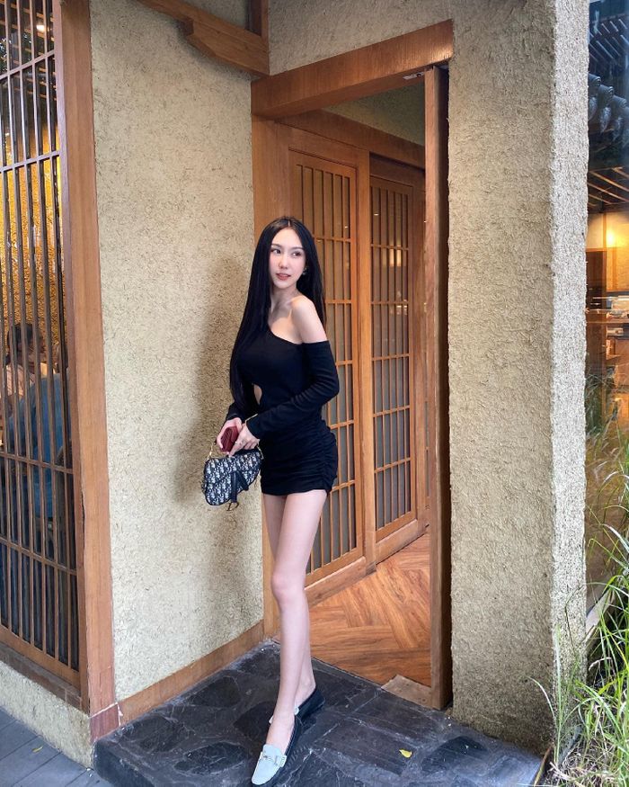 Atinuch Wattanasirichaikul, 22 tuổi, là một trong những hot girl xinh đẹp và cực kỳ nổi tiếng ở xứ sở Chùa Vàng.
