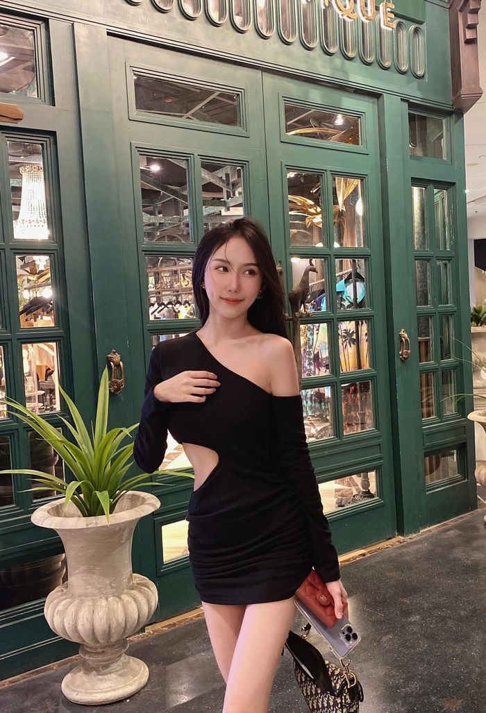 Không còn là "hot girl học đường" ngây thơ, trong trẻo như trước, Atinuch hiện tại theo đuổi phong cách gợi cảm, thường xuyên khoe vóc dáng nóng bỏng.