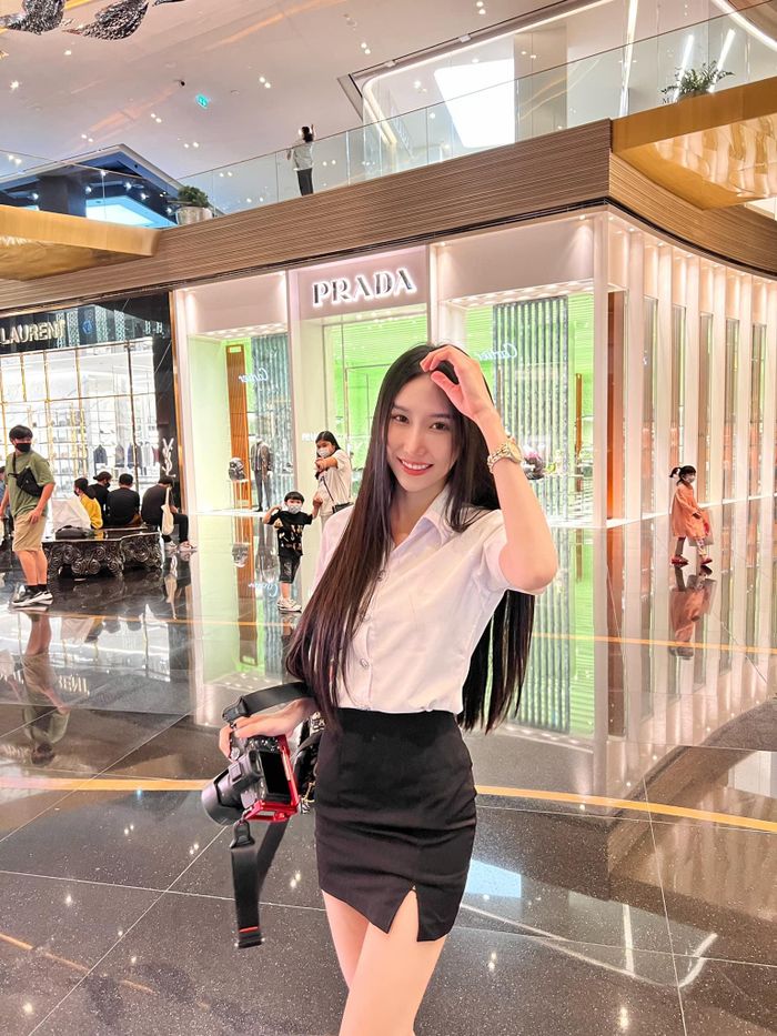 Được biết, ngay từ thời còn học phổ thông, hot girl Thái Lan đã nổi tiếng mạng xã hội với bức ảnh chụp lén. Thời điểm đó, chính gương mặt khả ái, mũi cao dọc dừa, đôi mắt to, làn da trắng và thần thái hút hồn của cô đã "đốn tim" nhiều người.