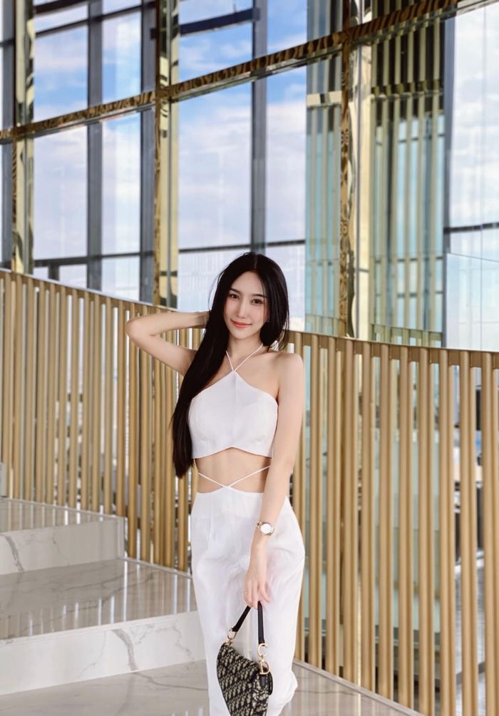 Cũng nhờ nhan sắc vượt trội, Atinuch được các nhãn hàng thời trang dành cho giới trẻ quan tâm, chú ý.