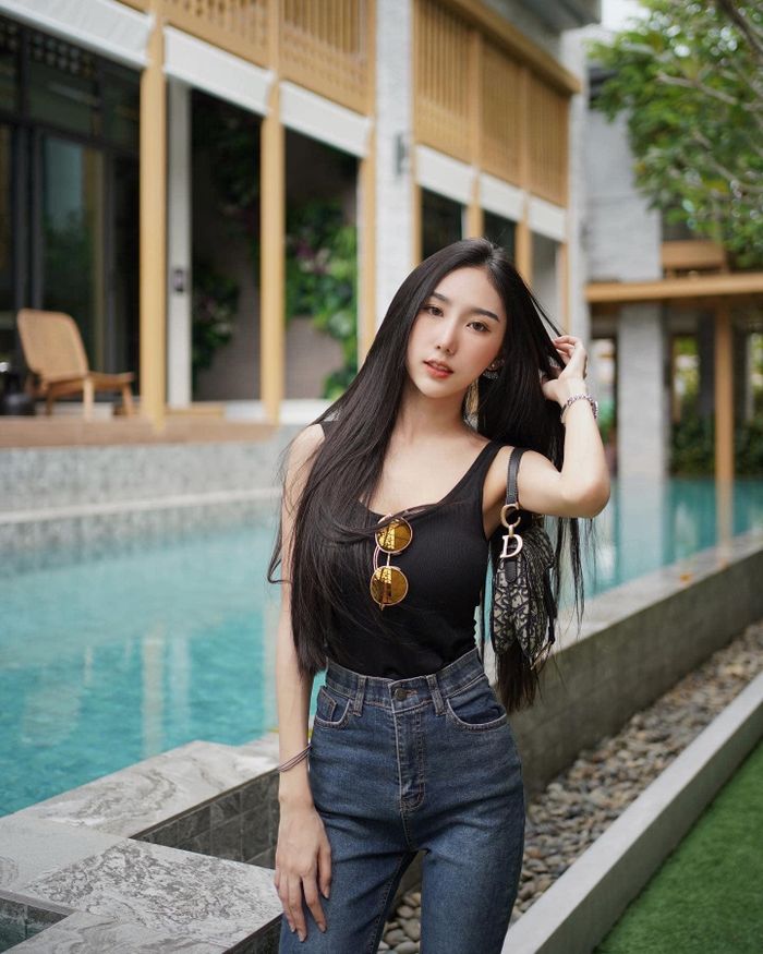 Atinuch theo học chuyên ngành Quản trị kinh doanh. Ở trường đại học, cô tích cực tham gia các hoạt động ngoại khóa và luôn là gương mặt nổi bật trong hội sinh viên.