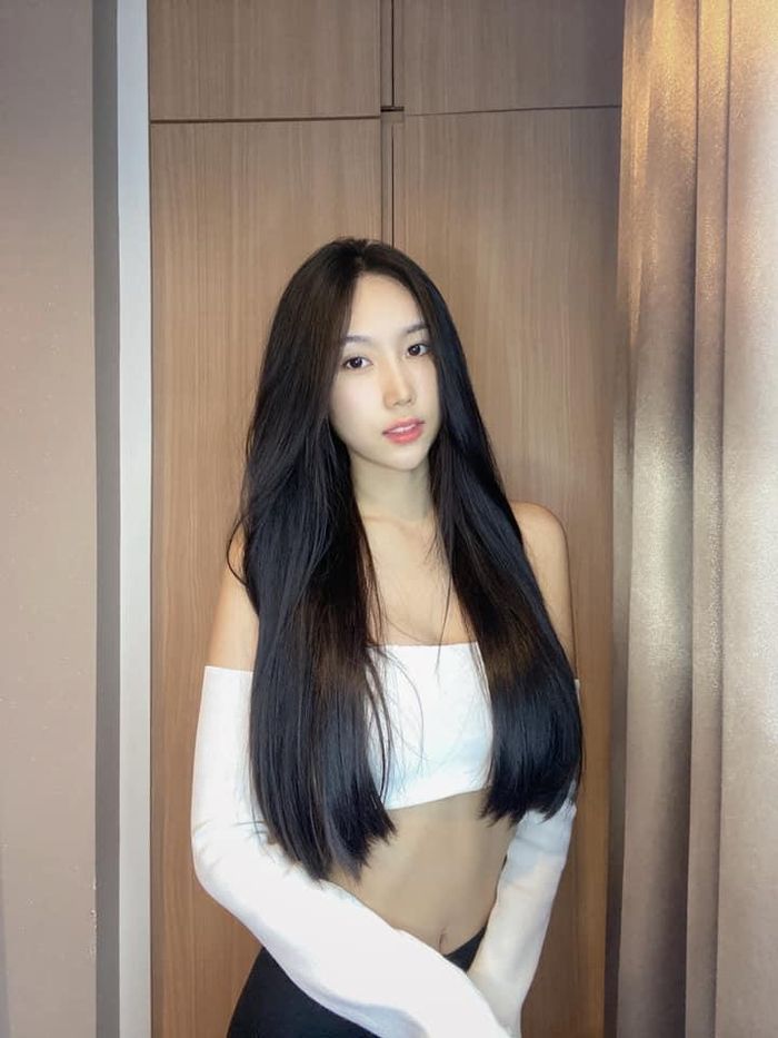Atinuch hiện có khoảng 160.000 người theo dõi trên trang Instagram cá nhân. Cô được nhiều người yêu mến bởi nét đẹp hút hồn.