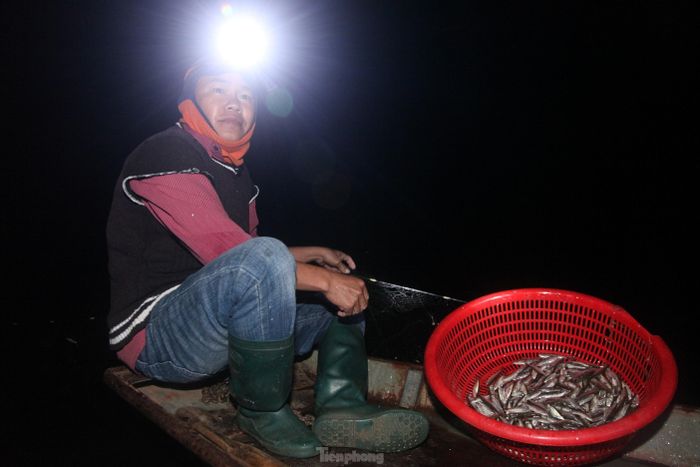 Nhiều người làm nghề chài lưới trên hồ Cấm Sơn gần như thức trắng cả đêm để đánh bắt cá. Chỉ những đêm mặt hồ yên lặng, người dân mới có thể đánh bắt. 