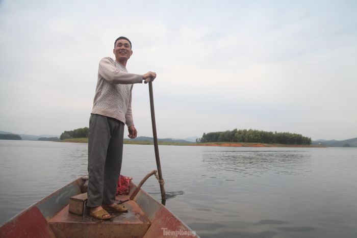Sáng sớm, người dân chèo thuyền mang cá ra chợ bán. Hàng chục năm qua, hồ Cấm Sơn trở thành nơi mưu sinh, nuôi sống nhiều gia đình ở quanh lòng hồ.