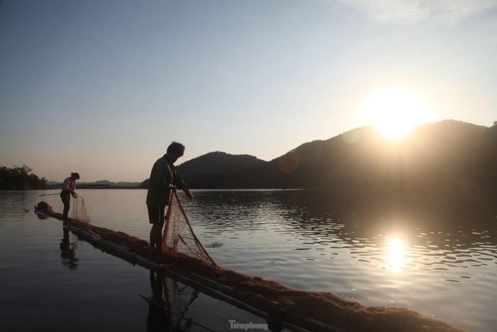 Hồ Cấm Sơn mang lại nguồn thủy sản lớn cho người dân địa phương. Tại đây, có nhiều loại cá có giá trị kinh tế cao, được nhiều người ưu chuộng như: Cá mằn, cá ngạo, mương xanh…