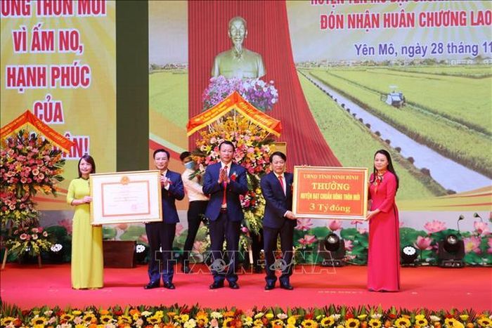 Bí thư Tỉnh ủy Ninh Bình, Nguyễn Thị Thu Hà trao tặng phần thưởng cho Đảng bộ, chính quyền và nhân dân huyện Yên Mô về đích nông thôn mới. Ảnh: Đức Phương/TTXVN