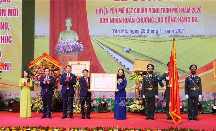 Phó Chủ tịch nước Võ Thị Ánh Xuân trao Huân chương lao động hạng Ba cho Đảng bộ, chính quyền và nhân dân huyện Yên Mô. Ảnh: Đức Phương/TTXVN