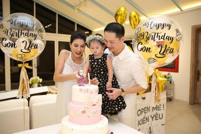 Kể từ khi được sinh ra, bé Kiến Lửa ít khi được ở bên cạnh bố do Louis Trần thường xuyên làm việc ở xa. 