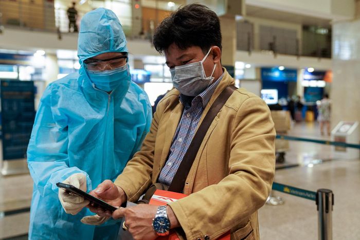  Nhân viên y tế kiểm soát dịch Covid-19 tại sân bay Tân Sơn Nhất (TP.HCM). Ảnh: Chí Hùng. 