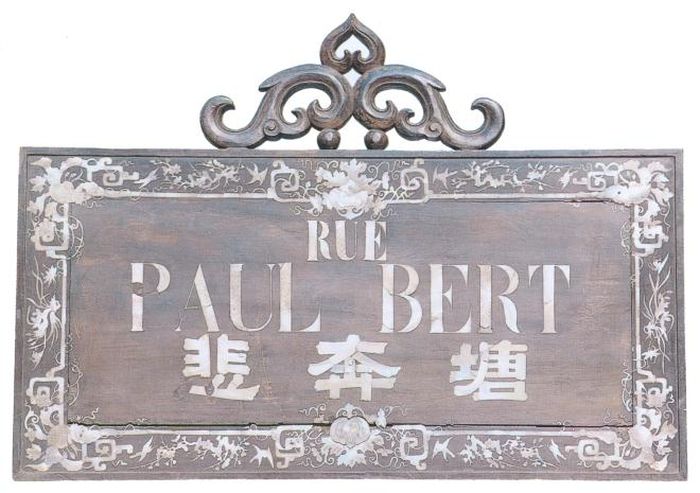 Tấm biển tên phố Paul Bert (nay là Tràng Tiền) vốn là nơi của các thợ khảm nổi tiếng trước khi bị Pháp chiếm