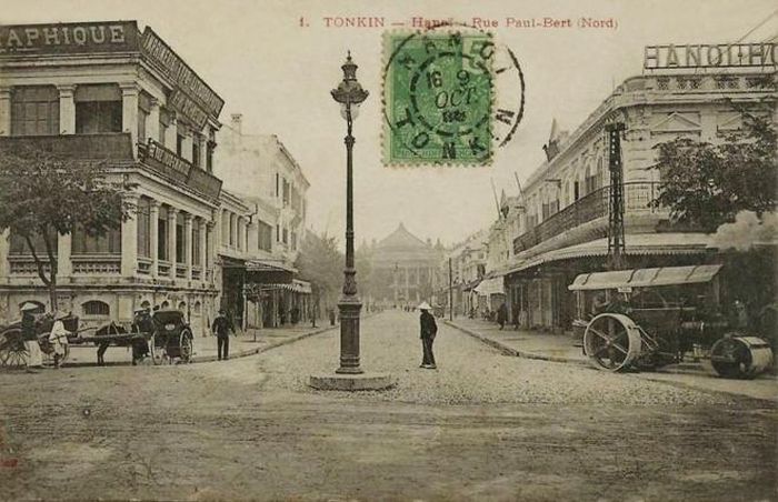 Nhà hát Lớn Hà Nội cuối đường Paul Bert đang rải nhựa